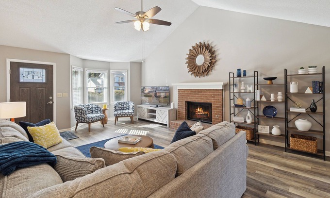 Macon Condo | Modern 2-bedroom condo in desirable North Macon. Close to many attractions!