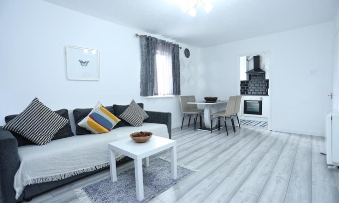 Thamesmead East Apartment | Modern 2 Bedroom Flat, with Free Parking, and WIFI