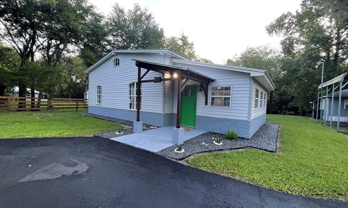 Crystal River House | Modern 2-bedroom waterfront home near Manatee Haven with kayaks