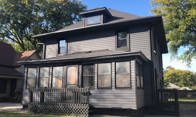 Des Moines Apartment | Modern 2 Bedroom with King near downtown w yard