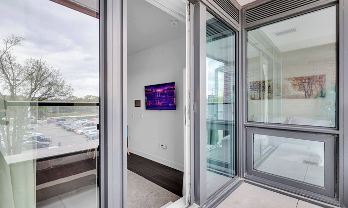 Port Credit Condo | Modern 2 bedrooms condo steps to port credit GO
