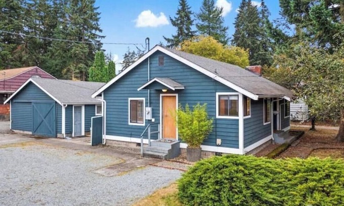 Pinehurst House | Modern 2 Bedrooms in Northgate, Close to Downtown