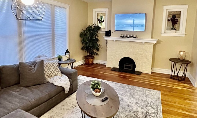 University City Condo | Modern 2 BR Located next to the famous St Louis Loop