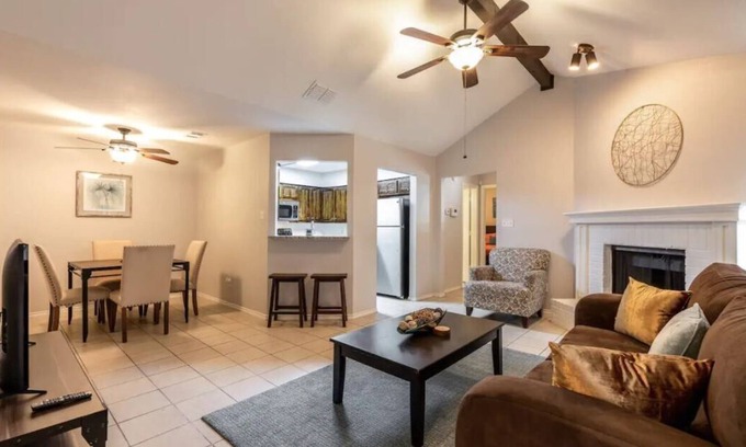 South Arlington House | Modern 2 BR near AT&T Stadium & Six Flags Sleeps 6