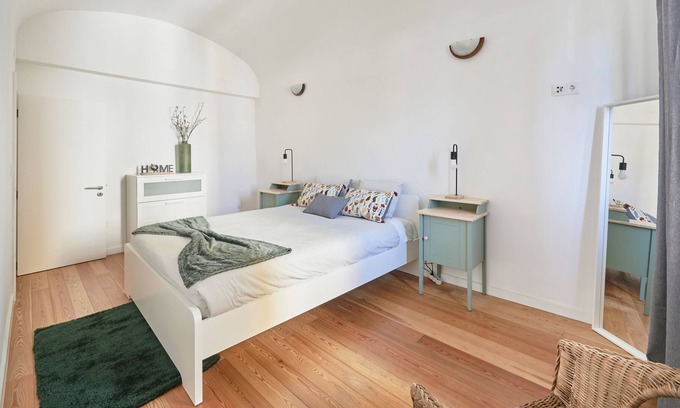 Evora House | Modern 2 BR Near Praça do Giraldo w/ balcony