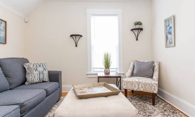 Libertyville House | Modern 2-Story Convenient for Large Families