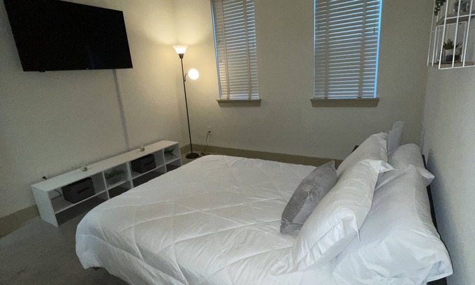 Lindridge-Martin Manor Apartment | Modern 2bd/2bath spacious Loft, in the heart of Midtown and Atlanta nightlife!