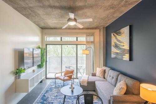 Evans Churchill Apartment | Modern 2BD - CDT - Gym, Pool, Parking - Sleep 8
