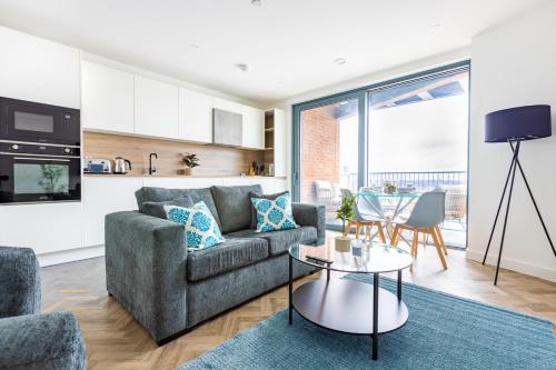 Lansbury Apartment | Modern 2BD Flat in Canary Wharf With City and River Views