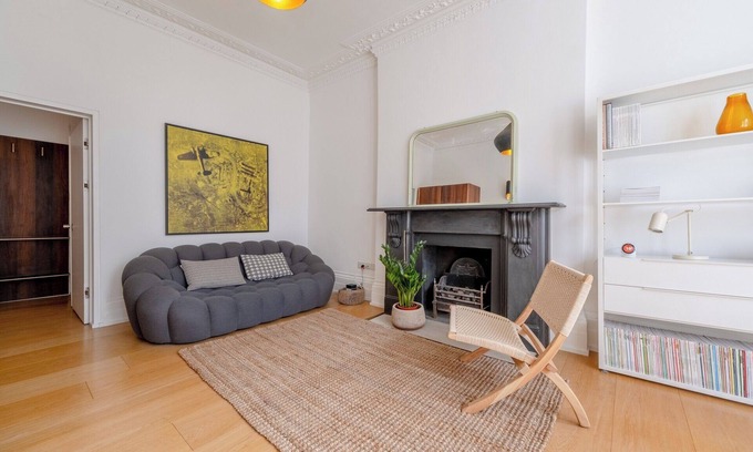 Holland Park Apartment | Modern 2BD Victorian Flat by Holland Park