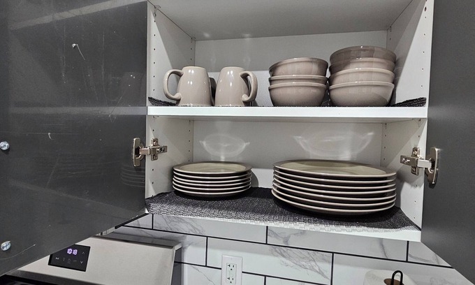 Regina House | Modern 2BDR Suite near YQR Airport Regina, Full Kitchen, Free Parking & Wi-Fi