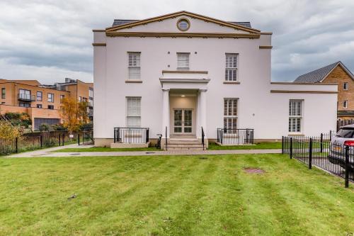 Hemel Hempstead Apartment | Modern 2BR 2BA with Free Parking - Sleeps 6