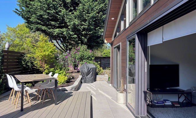 Medina House | Modern 2BR-2Bath, AC, 2 min to Bellevue Sq, Kitchen, Fenced yard, Pet, Weekly %