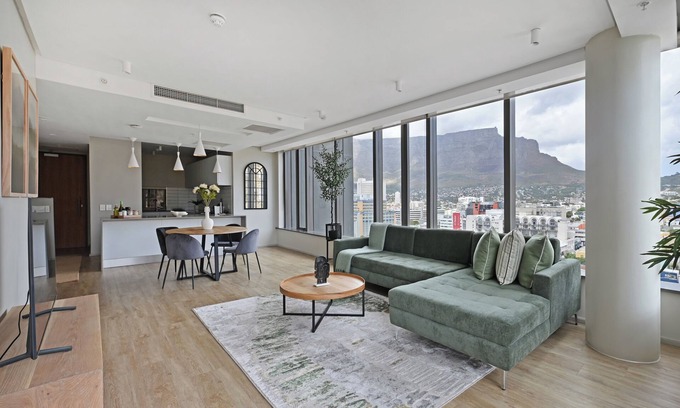 Schotsche Kloof Apartment | Modern 2BR Apartment with Stunning Mountain Views