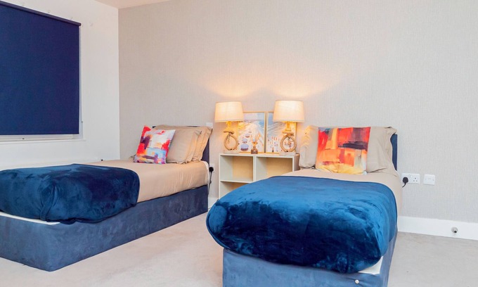Southampton Apartment | Modern 2BR Apt w/Balcony & Free Parking