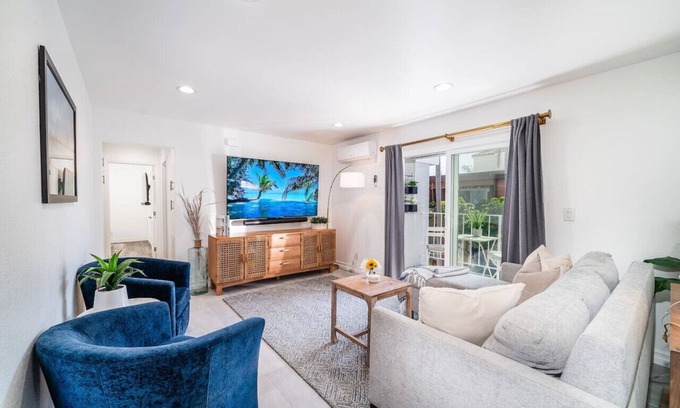 Huntington Beach Condo | Modern 2BR Condo, Steps to Ocean, BBQ, Surfboard, XBOX & Ps4, E-bikes, Pets OK