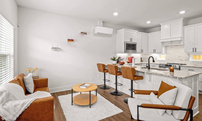 Fayetteville Condo | Modern 2BR Condo | Near U of A & Razorback Stdm 🏈
