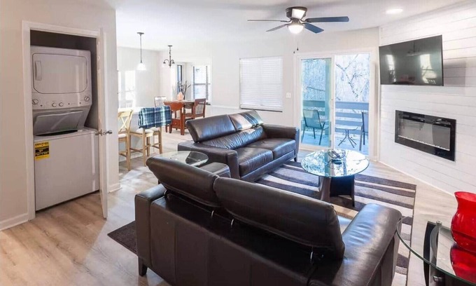 Westminster Condo | Modern 2BR Forest Condo Lakes + Clemson Nearby