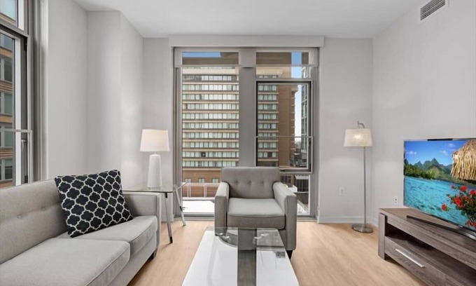 Crystal City Apartment | Modern 2BR | Full Kitchen | Near Crystal City Shops | By GLS