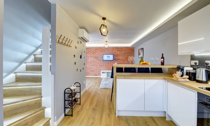 Rugby House | Modern 2BR House & Private Parking & Kid-friendly