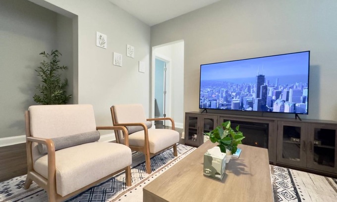 Albany Park Apartment | Modern 2BR, Ideal Location Near Local Spots