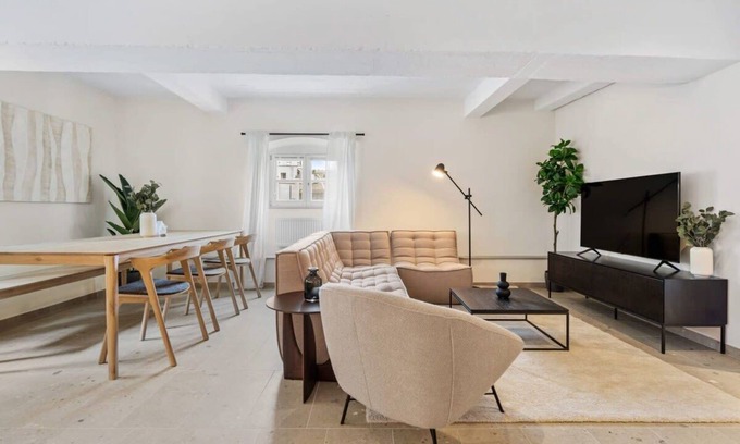 Gronn Apartment | Modern 2BR in Clausen w/WiFi, Kitchen & Workspace
