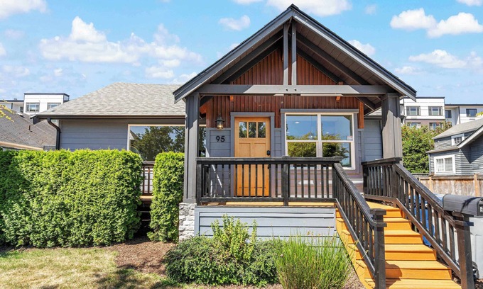 Renton House | Modern 2BR in DT Renton| 3 AC |WS 95 | Shop&Parks