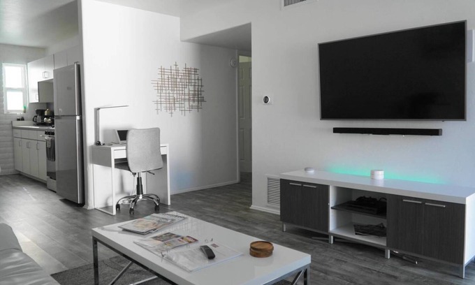 The Garden District Apartment | Modern 2BR Oak Flower Getaway by Navore