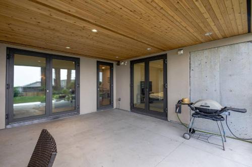 Dundarave House | Modern 2BR Suite in West Van | Patio & BBQ