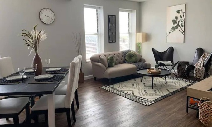 St. Louis Apartment | Modern 2nd Floor Duplex Near Arenas, Hospitals, Universities & Major Attractions