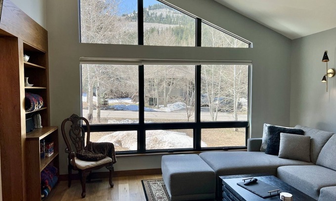 Eagle-Vail House | Modern 3 bed 3 bath house with hot tub, new furnishings near Beaver Creek/Vail