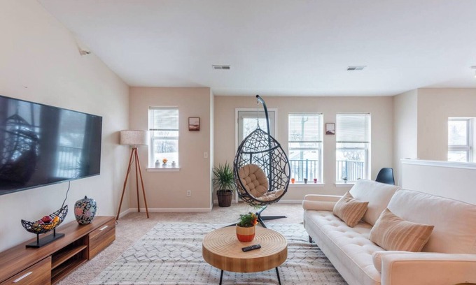 Ferndale Condo | Modern 3-Bed Downtown Apartment