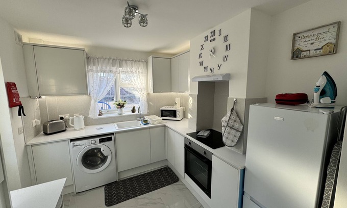 Canterbury House | Modern 3-bed Hideaway Near Westgate With Parking