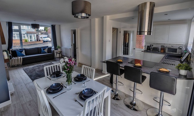 Wyken House | Modern 3-Bed House with Parking - Sleeps 7
