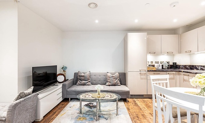 Queenstown Apartment | Modern 3-Bed Retreat near Chelsea Bridge