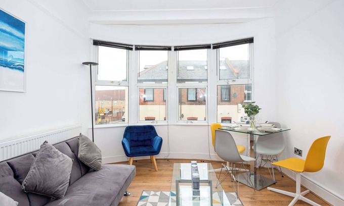 Southend-on-Sea House | Modern 3 Bedroom Home with Parking in Southend