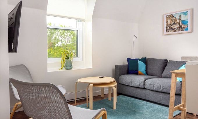 Shaughnessy Village Condo | Modern 3-bedroom condo in downtown Montreal – Walk to shops & attractions!