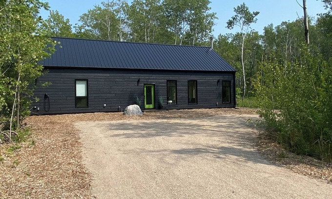 Manitoba Cabin | Modern 3 bedroom dog friendly cabin