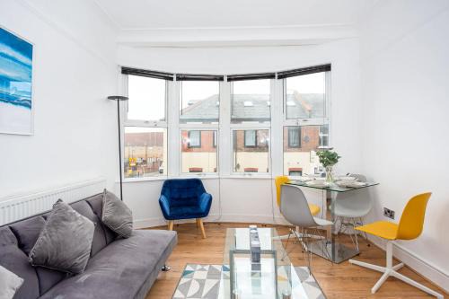 Southend-on-Sea House | Modern 3 Bedroom Home with Parking in Southend