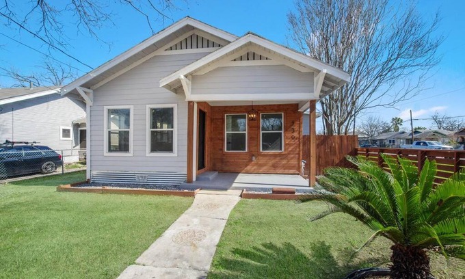 Highland Park House | Modern 3 bedroom home 2 mi from Downtown-Alamodome