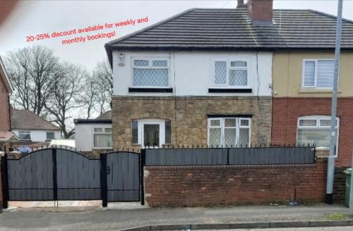 Harehills House | Modern 3 bedroom house, 3 Bathroom, secure parking, Wi-Fi & Garden