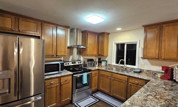 Howland Corners House | Modern 3-Bedroom Retreat in Howland - WiFi, Office & Fitness Space