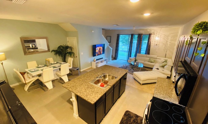 Riverview House | Modern 3-bedroom townhome with garage near Downtown Tampa