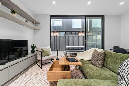 Bowden Apartment | Modern 3 Bedroom Townhouse Near Adelaide with Workspace and Parking
