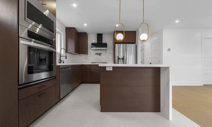 Toronto House | Modern 3 Bedroom w/free parking