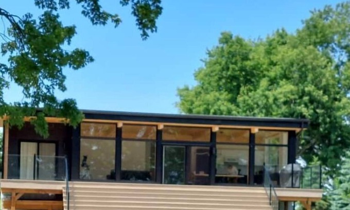 Dunnville House | Modern 3 Bedrooms Lakefront Retreat With hot Tub!