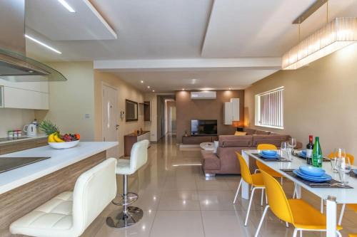 Swieqi Apartment | Modern 3 BR Apartment close to Paceville and Beach