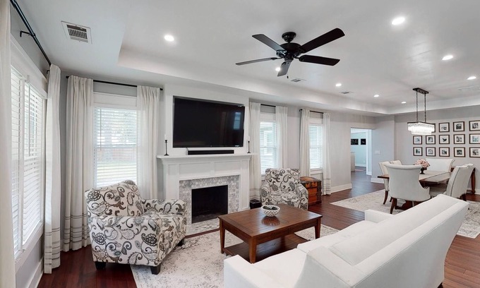 Garden City House | Modern 3 BR bungalow sleep 8, family/pet friendly, 15 min from downtown/outlets