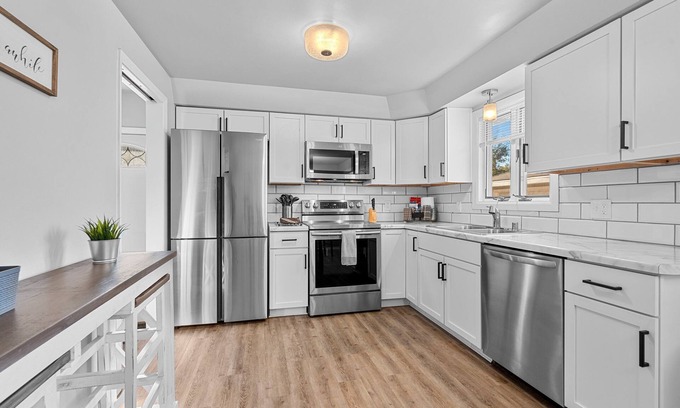 Appleton House | Modern 3 BR Home Private Yard, close to highway!