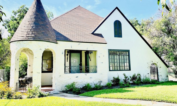 Austin Ave. Other | Modern 3 Kings Castle in Uptown Waco